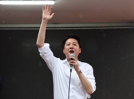 개혁신당 이준석 대선 후보가 16일 충남 천안중앙시장에서 유세차량에 올라 발언하고 있다. 연합뉴스