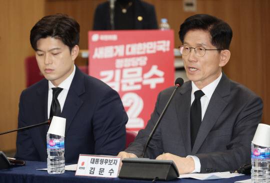 국민의힘 김문수 대선 후보가 17일 광주 서구 김대중컨벤션센터에서 열린 현장 선거대책위원회 회의에서 발언하고 있다. 연합뉴스