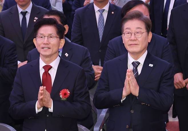 김문수 국민의힘 대선 후보와 이재명 더불어민주당 대선 후보가 지난 5일 서울 종로구 조계사에서 열린 부처님오신날 봉축법요식에서 대화를 나누고 있다.ⓒ대통령실통신사진기자단