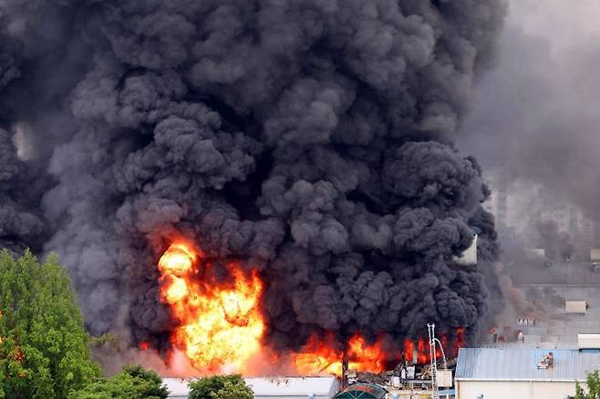 17일 오전 7시11분께 광주 광산구 소촌동 금호타이어 광주 제2공장에서 불이 나 소방당국이 소방 대응 2단계를 발령, 진화 중이다.ⓒ연합뉴스