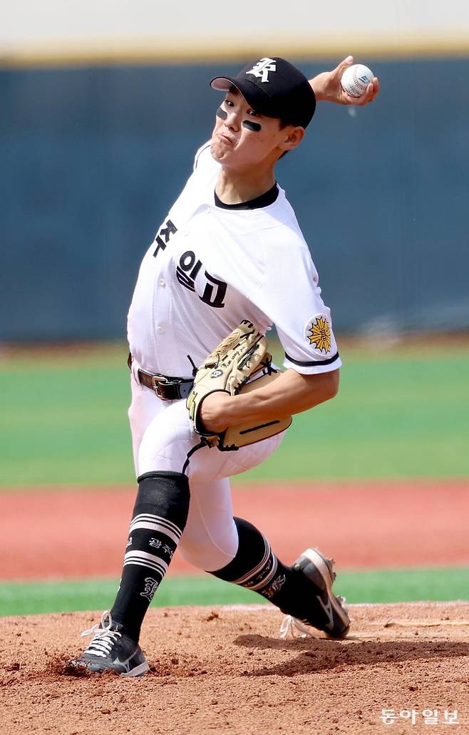 투수와 타자를 겸업하는 광주제일고 김성준은 제79회 황금사자기 전국고교야구대회 겸 주말리그 왕중왕전에서도 ‘이도류’를 뽐냈다. 투수 김성준은 시속 150km가 넘는 강속구를 던졌다. 변영욱 기자 cut@donga.com