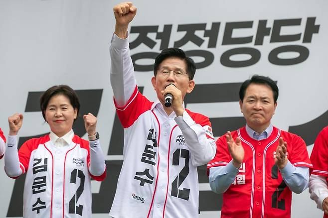 김문수 국민의힘 대선 후보가 16일 오후 충남 천안 신세계백화점 천안아산점 앞 광장에서 유권자들에게 지지를 호소하고 있다. 2025.5.16.사진공동취재단