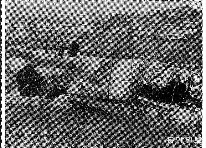 1924년 11월 12일자 동아일보  “훈련원 움집에서 사는 빈민들” 기사와 함께 실린 사진 .