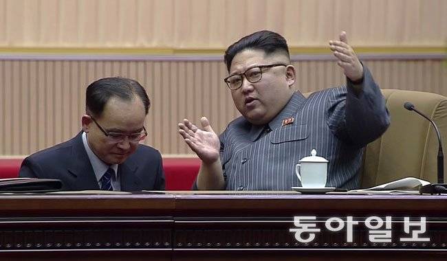 2021년 1월 노동당 8차 대회 주석단에서 김정은에게 무릎을 꿇고 보고를 하는 조용원 노동당 비서. 북한의 각종 대회 때마다 이런 장면은 일상처럼 보도가 된다. 동아일보 DB