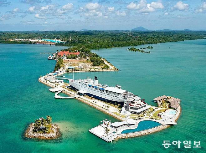 빈탄섬 페리 터미널 옆 앵커모양의 섬 위에 올려져 있는 둘로스 포스 더 쉽 호텔.