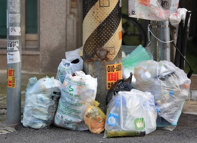 골목길에 쌓여 있는 종량제 봉투와 재활용품이 든 봉투. 게티이미지뱅크 제공