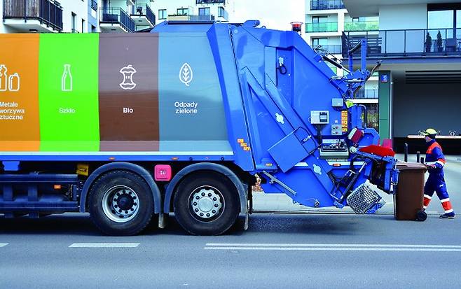 음식물쓰레기, 재활용품을 분리하고 남은 쓰레기는 전용 차량을 통해 매립지로 옮긴다. 게티이미지뱅크 제공