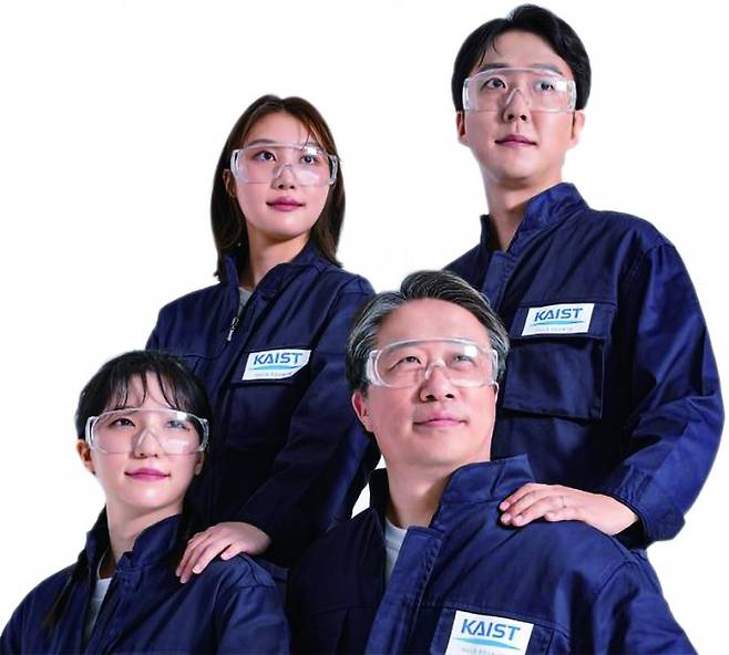 폴리페놀 팩토리 연구팀. 아랫줄 오른쪽 인물이 회사를 이끄는 이해신 KAIST 화학과 교수다. 폴리페놀 팩토리 제공&nbsp;