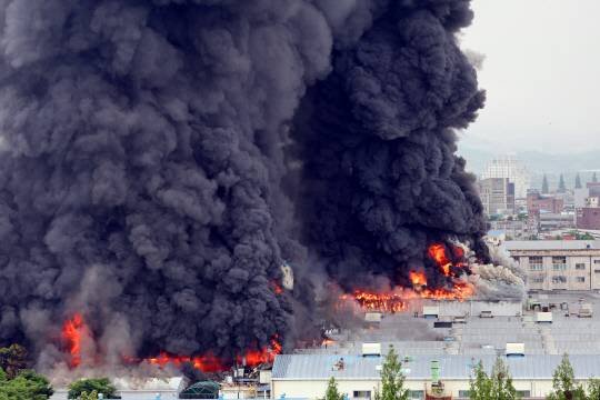17일 오전 광주 광산구 송정동 금호타이어 광주공장에서 불이 나 검은 연기가 치솟고 있다. 소방 당국은 광주 전체 소방서 인력을 동원하는 대응 2단계를 발령해 진화 중이다. [연합뉴스]