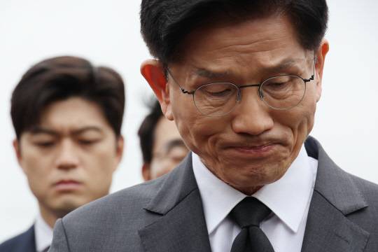 국민의힘 김문수 대선 후보와 김용태 비상대책위원장이 17일 광주 북구 국립 5·18 민주묘지를 찾아 박관현 열사 묘역에서 참배하고 있다. [연합뉴스]