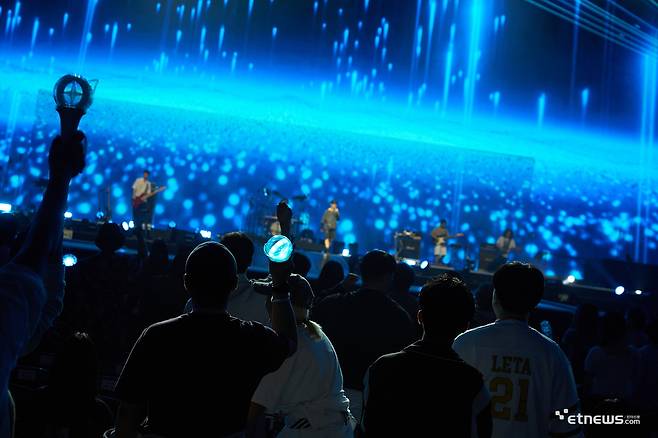 지난 16일 서울 구로구 고척스카이돔에서는 '이세계 페스티벌 2025' 1일차 공연이 열렸다. 공연 중 국카스텐의 무대 장면. (사진=패러블엔터테인먼트 제공)