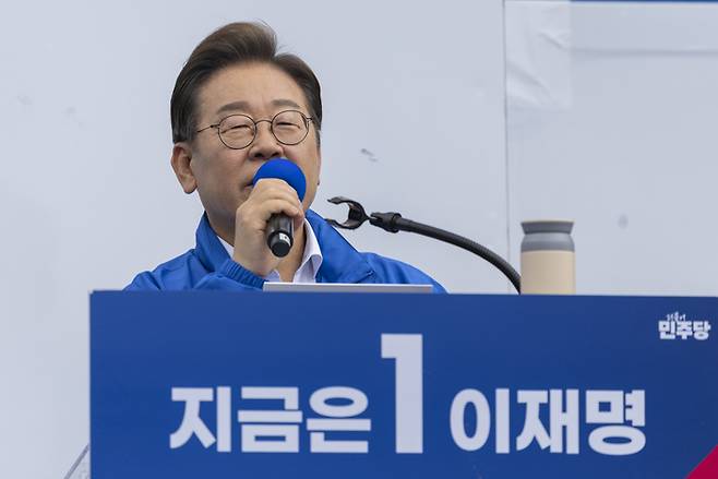 더불어민주당 이재명 대선후보가 17일 전남 나주시 금성관 망화루 앞에서 열린 유세에서 지지를 호소하는 연설을 하고 있다.  연합뉴스