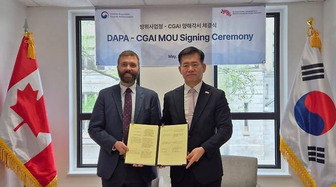 석종건 방위사업청장이 지난 15일(현지시간) 캐나다 오타와에서 데이비드 페리 국제문제연구소장과 한-캐나다 국방·방산 분야 교류·협력 강화를 위한 양해각서(MOU)를 체결 후 기념촬영 하고 있다. 방위사업청 제공