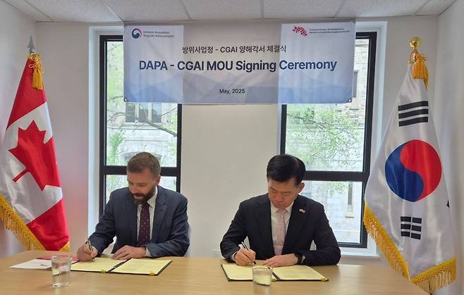 석종건 방위사업청장이 지난 15일(현지시간) 캐나다 오타와에서 데이비드 페리 국제문제연구소장과 한-캐나다 국방·방산 분야 교류·협력 강화를 위한 양해각서(MOU)에 서명을 하고 있다. 방위사업청 제공