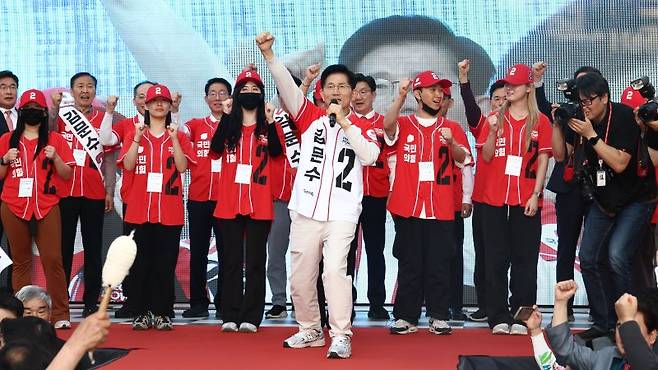 김문수 국민의힘 대통령 후보가 제21대 대통령 선거 공식 선거운동 첫날인 지난 12일 대구 중구 서문시장에서 지지를 호소하고 있다. 뉴스1