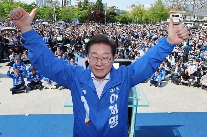 이재명 더불어민주당 대통령 후보가 제21대 대통령 선거 공식 선거운동 첫날인 지난 12일 오후 경기 화성시 동탄 센트럴파크 음악분수중앙광장에서 연설에 앞서 인사하고 있다. 뉴스1