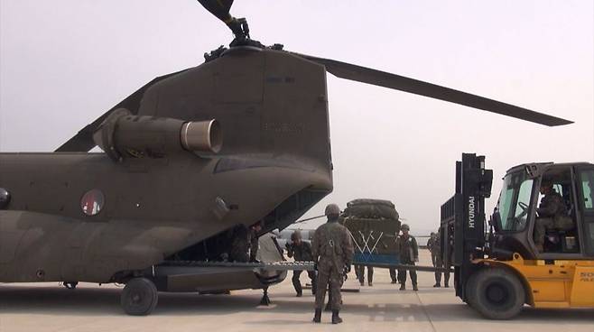 지상군구성군사령부는 지난 9일부터 16일까지 2·5군단(군수지원여단, 특공연대) 및 2신속대응사단과 육군항공사령부, 공군작전사령부, 공중기동정찰사령부, 공군군수사령부, 미해병대 1해병보급단 등 한미 양국군 장병 220여 명이 참가한 '2025년 전반기 연합합동 공중재보급 훈련'을 실시했다. 이번 훈련은 전시 열악한 지상 병참선을 극복하고 우리 군의 작전지속지원능력을 유지 및 발전시키기 위해 계획됐다. 사진은 ​공중 투하할 재보급 물자를 수송헬기에 탑재하는 모습. 육군 제공