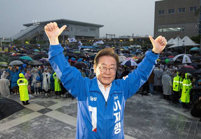 더불어민주당 이재명 대선후보가 16일 전북 정읍시 정읍역 앞에서 열린 유세에서 시민들을 향해 인사하고 있다. 공동취재사진