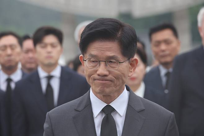 국민의힘 김문수 대선 후보와 김용태 비상대책위원장이 17일 광주 북구 국립 5·18 민주묘지를 찾아 참배하고 있다. 광주/연합뉴스