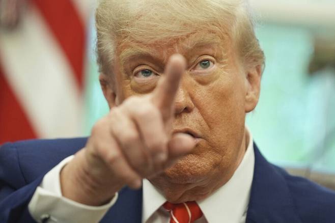 도널드 트럼프 미국 대통령이 8일(현지시각) 워싱턴 백악관 집무실에서 영국과의 무역 합의 발표 뒤 기자들과 대화하며 손짓하고 있다. 워싱턴/AP 연합뉴스