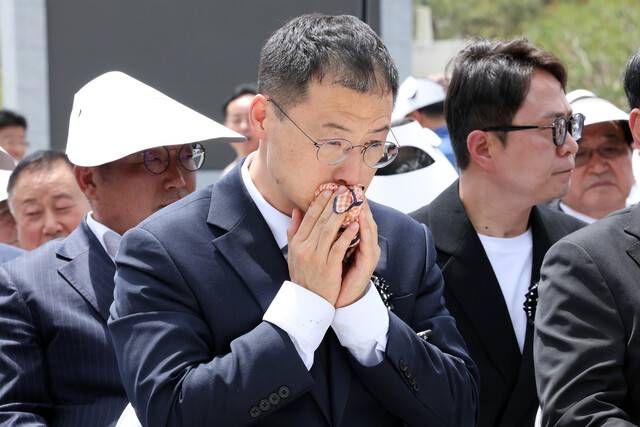 5·18민주화운동 45주년을 하루 앞둔 17일 국민의힘을 탈당한 무소속 김상욱 국회의원이 광주 북구 운정동 국립5·18민주묘지에서 열린 5·18추모제에서 추모공연을 보고 눈문을 닦고 있다. 연합뉴스