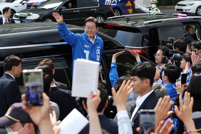 더불어민주당 이재명 대선후보가 17일 광주광역시 서구 김대중컨벤션센터 광장에서 열린 집중 유세에서 연설을 마친 뒤 떠나고 있다. 공동취재사진