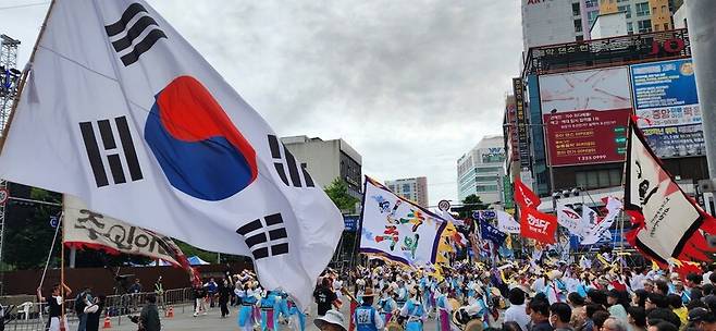 17일 오후 광주광역시 동구 금남로 금남공원 앞 사거리에서 5·18민중항쟁 45주년 전야제 시작을 알리는 풍물놀이가 진행되고 있다. 김용희 기자 kimyh@hani.co.kr