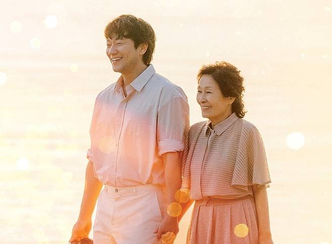 ‘천국보다 아름다운’ 에서 이해숙(왼쪽)은 남편이 죽기 전 “지금이 제일 예뻐요”라고 한 말을 떠올리며 80살을 선택한 뒤 천국의 ‘그림 같은’ 집에서 30대가 된 남편(오른쪽)과 다시 만난다. 제이티비시 제공