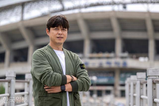 이관우 안산 그리너스FC 감독이 13일 경기 안산 와~스타디움 앞에서 포즈를 취하고 있다. 그는 지난해 8월 안산 사령탑으로 부임해 프로팀 감독으로 정식 데뷔했다. 박시몬 기자