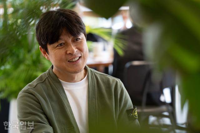 이관우 안산 그리너스FC 감독이 13일 경기 안산의 한 카페에서 본보와 인터뷰하며 활짝 웃고 있다. 박시몬 기자