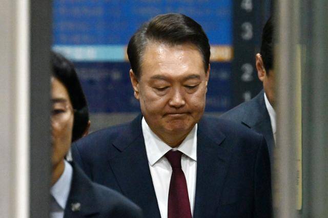 윤석열 전 대통령이 12일 서울 서초구 서울중앙지방법원에서 열린 '내란 우두머리 혐의' 3차 공판을 마치고 귀가하고 있다. 뉴시스