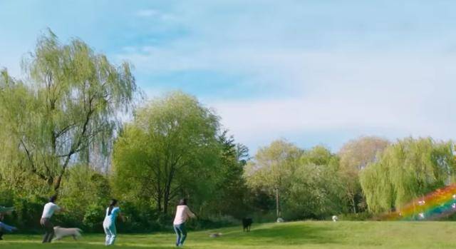 최근 방송 중인 JTBC '천국보다 아름다운'은 80세 모습으로 천국에 도착한 이해숙(김혜자)이 30대 모습으로 젊어진 남편 고낙준(손석구)과 재회하면서 벌어지는 이야기를 다룬다. 죽음이라는 인생의 끝에서 제2의 삶을 시작하는 이해숙이 천국에서 살기 시작하면서 펼쳐지는 에피소드들이 주 관전 포인트다. JTBC 제공