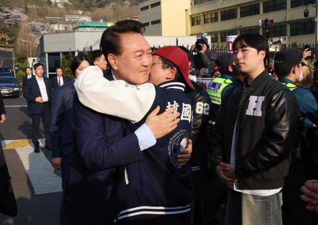 윤석열 전 대통령이 4월11일 오후 서울 용산구 한남동 대통령 관저를 떠나며 지지자와 포옹하고 있다. 뉴시스