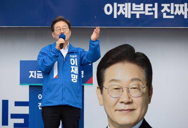 이재명 더불어민주당 대선 후보가 16일 전북 군산 구시청광장에서 유권자들을 향해 연설하고 있다. 군산=뉴시스