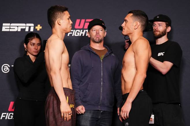 박현성(왼쪽)과 카를로스 에르난데스 페이스 오프. 사진=UFC