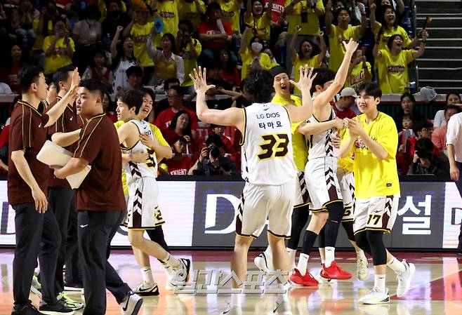 17일 오후 서울 잠실학생체육관에서 열린 2024-2025 KCC 프로농구 서울SK와 창원LG의 챔피언결정전 7차전에서 4쿼터 허일영의 3점슛이 성공하자 LG선수들이 기뻐하고 있다.잠실=김민규 기자 mgkim1@edaily.co.kr /2025.05.17/