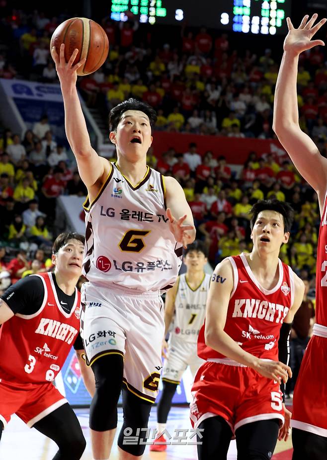 한상혁이 17일 오후 서울 잠실학생체육관에서 열린 2024-2025 KCC 프로농구 서울SK와 창원LG의 챔피언결정전 7차전에서 3쿼터 레이업슛을 성공하고 있다.잠실=김민규 기자 mgkim1@edaily.co.kr /2025.05.17/