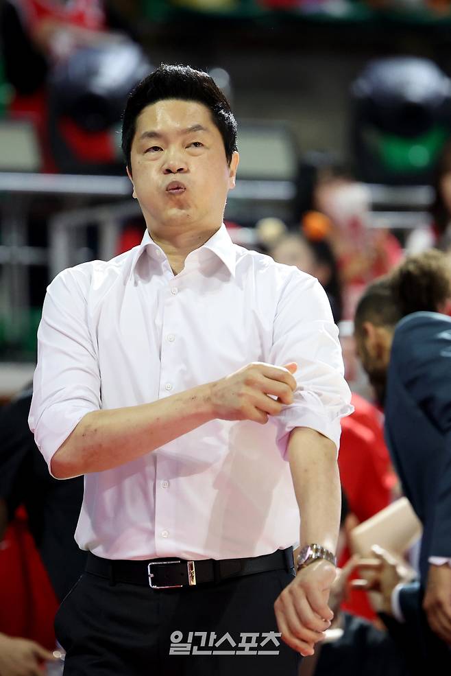전희철 감독이 17일 오후 서울 잠실학생체육관에서 열린 2024-2025 KCC 프로농구 서울SK와 창원LG의 챔피언결정전 7차전을 앞두고 심호흡을 하고 있다. 잠실=김민규 기자 mgkim1@edaily.co.kr /2025.05.17/