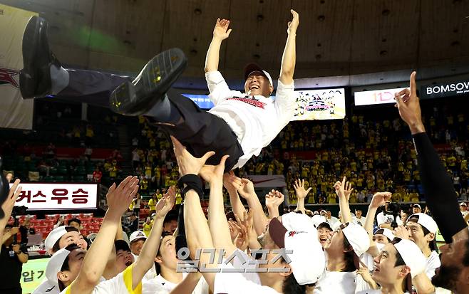 17일 오후 서울 잠실학생체육관에서 열린 2024-2025 KCC 프로농구 서울SK와 창원LG의 챔피언결정전 7차전에서 창원LG가 승리, 시리즈 전적 4승 3패로 창단 28년만에 첫 우승을 자치했다. 시상식 후 조상현 감독이 선수들에게 헹가래를 받고 있다. 잠실=김민규 기자 mgkim1@edaily.co.kr /2025.05.17/