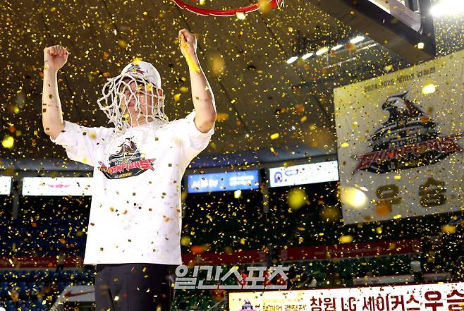 17일 오후 서울 잠실학생체육관에서 열린 2024-2025 KCC 프로농구 서울SK와 창원LG의 챔피언결정전 7차전에서 창원LG가 승리, 시리즈 전적 4승 3패로 창단 28년만에 첫 우승을 자치했다. 조상현 감독이 시상식 후 림그물 커팅세리머니에서 그물을 머리에 쓰고 환호하고 있다. 잠실=김민규 기자 mgkim1@edaily.co.kr /2025.05.17/