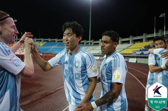 서명관이 득점 후 동료들과 기쁨을 나누는 모습. 사진=프로축구연맹