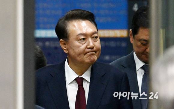 12·3 비상계엄 사태와 관련해 내란 우두머리 혐의 등으로 기소된 윤석열 전 대통령이 12일 서울 서초구 서울중앙지방법원에서 열린 3차 공판을 마친 뒤 법원을 나서고 있다. [사진=사진공동취재단]