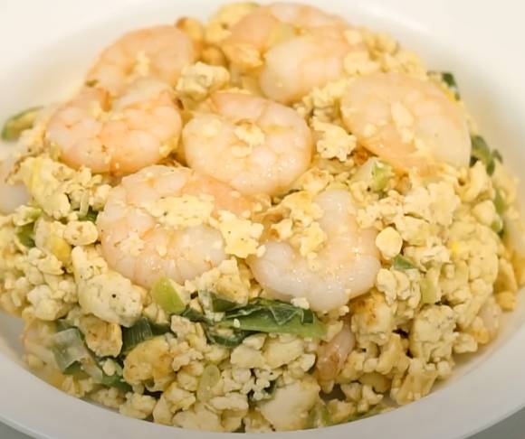 볶음밥도 조리법과 재료를 바꾸면 다이어트식이 될 수 있다. 사진은 홍윤화가 만든 두부새우볶음밥. [사진=유튜브 @홍윤화 김민기 꽁냥꽁냥]