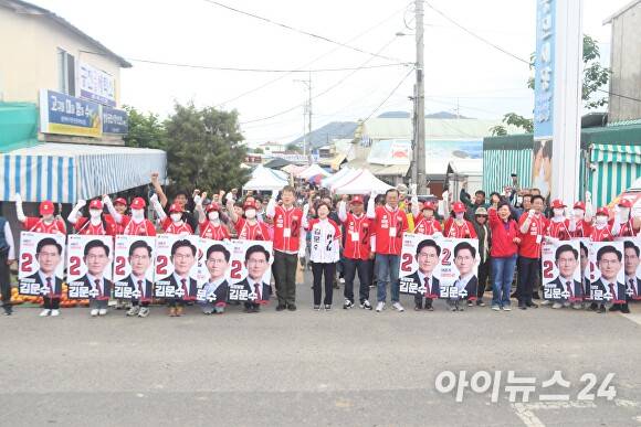 제21대 대통령 선거가 18일 앞으로 다가온 가운데 국민의힘 포항북지역본부가 지난 16일 오전 8시 청하 공진시장에서 집중유세를 열고 있다. [사진=김정재 의원 사무실]