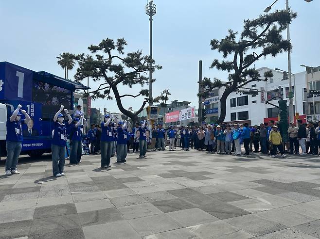 거리 유세 중인 이재명 제주 선대위