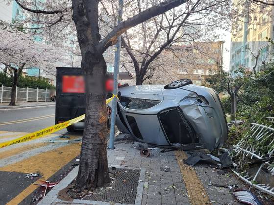 지난달 8일 부산 수영구 광안동 한 사거리에서 70대 운전자가 몰던 승용차가 다른 차량과 접촉 사고 후 급가속해 인도를 덮쳤다. 이 사고로 1명이 현장에서 숨졌다. 사진 부산경찰청