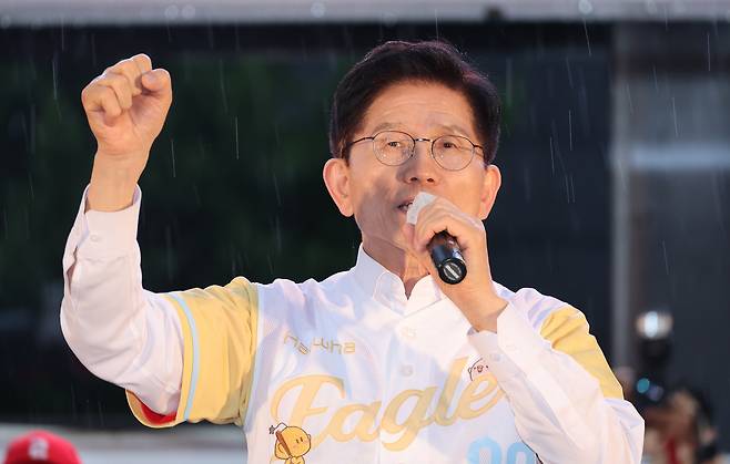 김문수 국민의힘 대통령 후보가 16일 오후 대전 중구 으능정이거리에서 가진 유세에서 시민들에게 지지를 호소하고 있다. 뉴스1