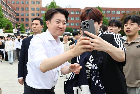 16일 단국대 천안캠퍼스에서 한 학생과 셀카를 찍는 이준석 개혁신당 대선후보. [연합뉴스]
