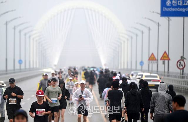 ▲ 제25회 강원도민달리기대회 및 2024 춘천봄내마라톤대회가 지난해 6월 8일 춘천시청 호반광장과 하중도 일원에서 전국 각지 달리기마니아와 가족단위 관광객 등 2000여 명이 참가한 가운데 열렸다. 김정호