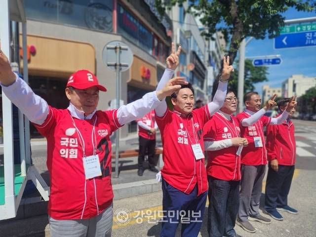 ▲ 이철규 국민의힘 강원도당위원장은 17일 삼척 우체국 앞 사거리에서 시민들을 대상으로 김문수 후보에 대한 전폭적인 지지를 호소하고 있다.